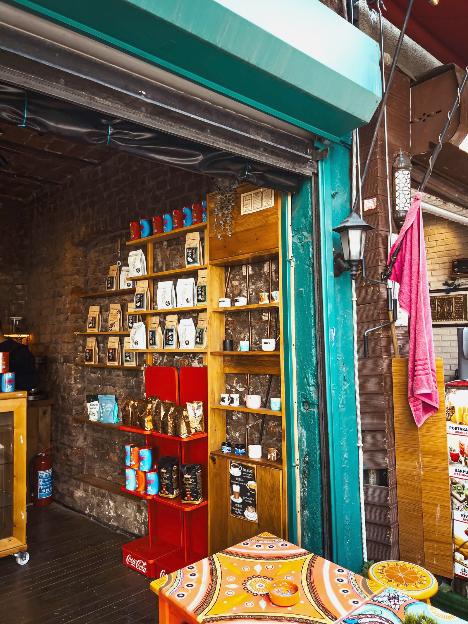 Puesto de mercado con estanterías de madera