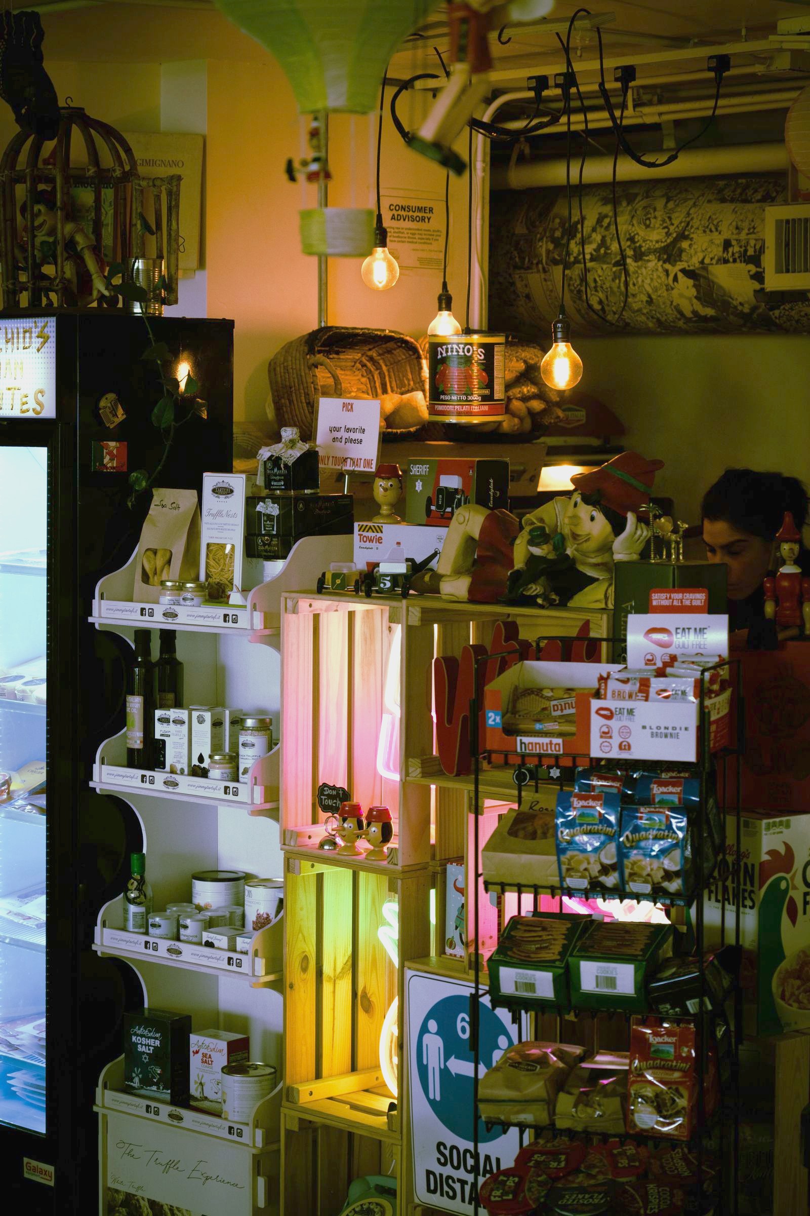 Estanterías con productos de comercio